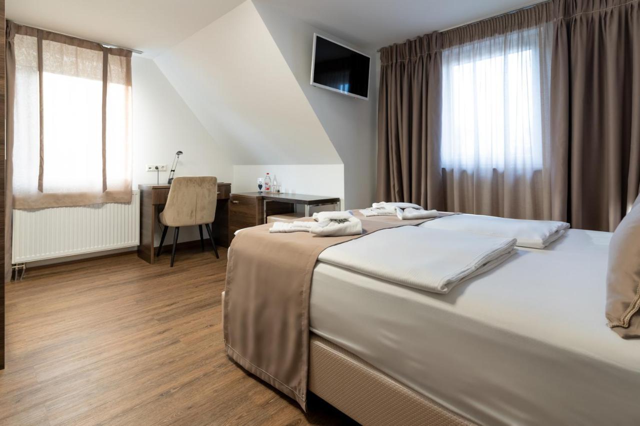 Hotel Myrsini Kirchentellinsfurt Exterior photo